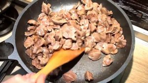 ДЕШЕВО-СЕРДИТО! Вкусный и бюджетный ГУЛЯШ из куриных желудков с подливой. Куриные пупки рецепт