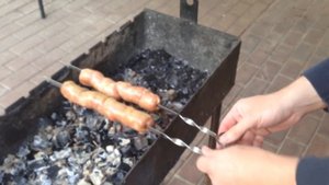 Как пожарить колбаски на мангале ✔ Смотри и учись!