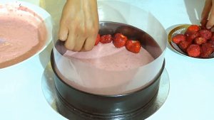 Муссовый клубничный торт без выпечки пошаговый рецепт Мусс из сметаны Mousse strawberry cake