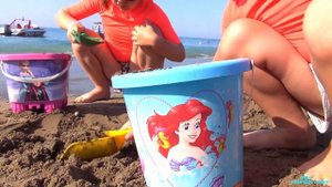 Алиса и Яна провели веселый день на пляже! Игра с песком и другими игрушками для детей