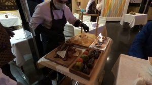 Подача блюд для гостей в ресторане "Сказка Востока 1001 Ночь"