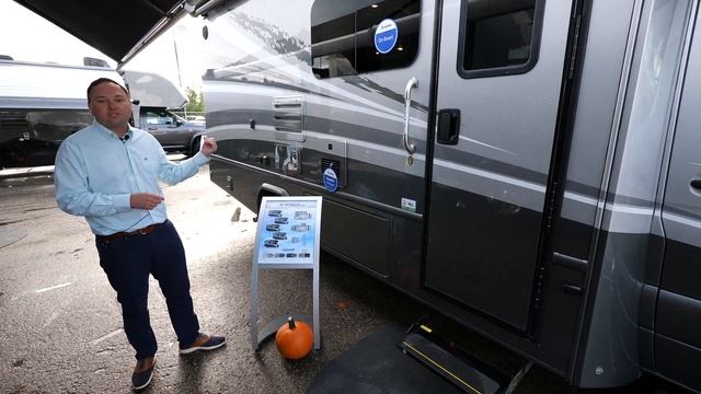 Tour the 2023 Dynamax Isata 3 24FW (Class C Motorhome)