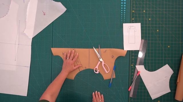 Элегантное летнее платье из льна с оригинальной горловиной. Моделирование и раскрой