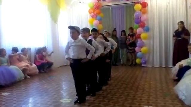 Мы маленькие дети.танец на выпускном в детском саду.