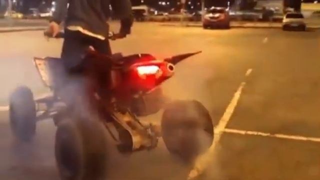Ночная покатушка на квадроциклах у ТЦ #русскаямеханика #yamahagrizzly700 #yamaha #yfz450 #бернаут