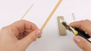 Умная девочка показывает, как собрать конфету