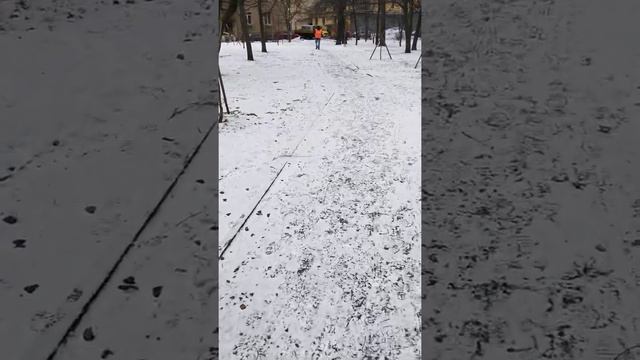 Снег в апреле в Петербурге убирать не надо, он сам растает