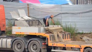 Трал привез экскаватор