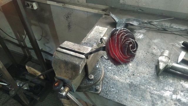 КОВАНЫЙ ПОДСВЕЧНИК-РОЗА смотреть онлайн