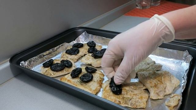 Филе индейки с грибами и сыром, запеченное в соусе бешамель. Блюдо для праздничного стола