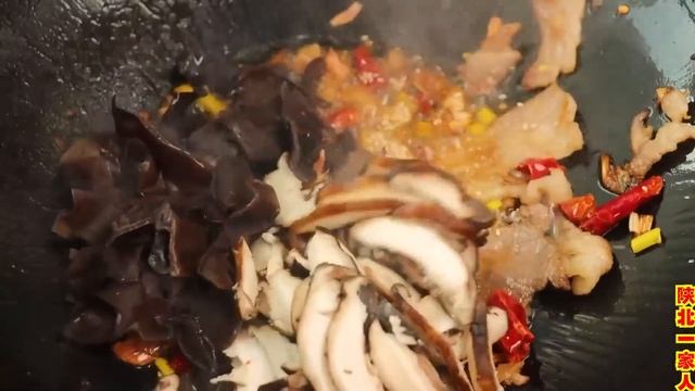 改艳自制面食合集 | 猪脚面、香菇面、酸菜和面老公直夸太好吃，一盘面三口吃完【陕北一家人】