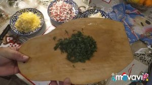 Профитроли из слоеного теста с начинкой.