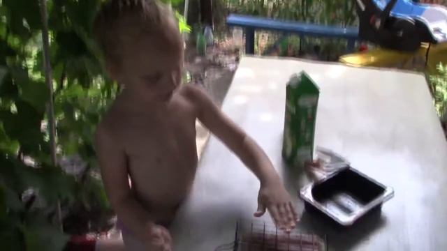 БАТУТ! БАССЕЙН! Вика отдыхает на даче, прыгает на батуте, купается в бассейне! смотреть онлайн