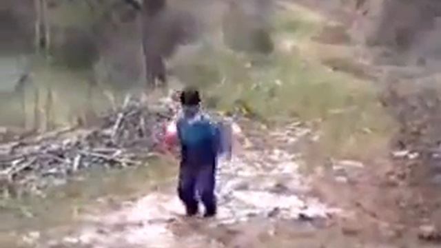 Мальчик прыгает по лужам. Прикол смотреть онлайн