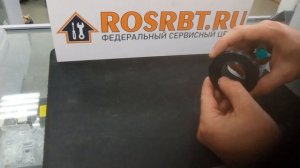 Нанесение смазки на сальник при замене подшипников в стиральной машине.
