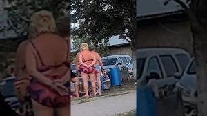 Бабуля на пляже в стрингах собирает банки)при этом показывает все свои достоинства