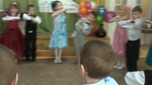 Еще один смешной танец на выпускном в детском саду.