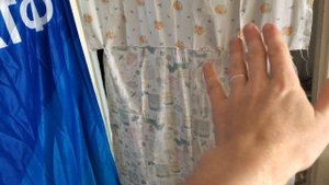 Показываю Как мобильный кондиционер высасывает воздух из посещения и затягивает его из других комна