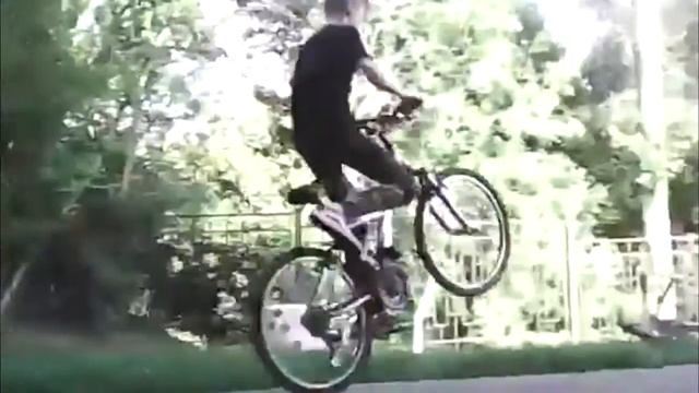 ОБУЧЕНИЕ: КАК ВСТАВАТЬ НА ЗАДНЕЕ КОЛЕСО СВОЕГО ВЕЛОСИПЕДА!!! смотреть онлайн