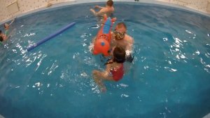 Дети плавают 4