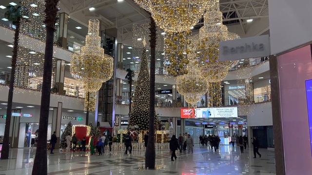 Красивый ТЦ Красная площадь в Краснодаре