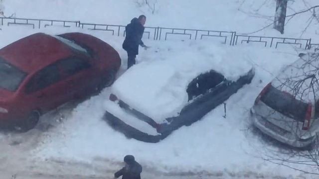 Быстрая очистка машины от снега.