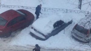 Быстрая очистка машины от снега.