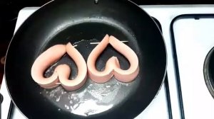 Яичница сердечком с сосиской