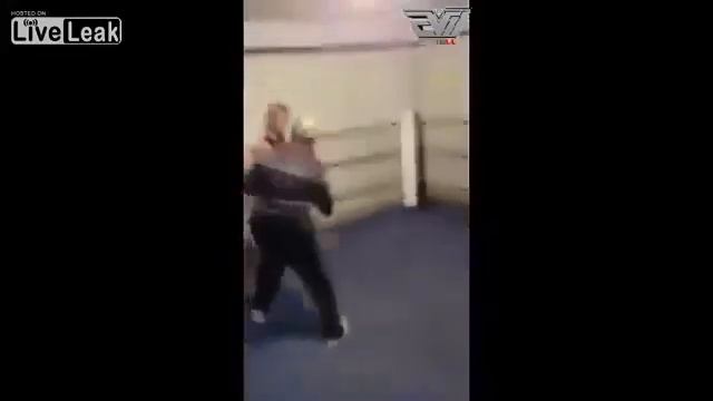 Боксер против Деда смотреть онлайн