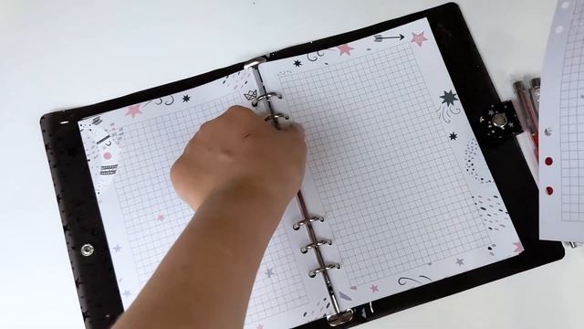 Блокнот на кольцевом механизме / Блокнот на кольцах смотреть онлайн