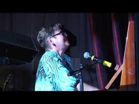 Руфина Тищенко на квартирнике "Совершенно летний" смотреть онлайн