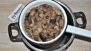 Жареные польские грибы с луком на сковороде