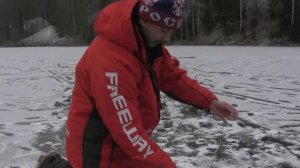 Форель на мормышку зимой первый лед 2014 ч. 2