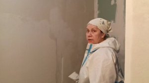 Как выравнять стену под обои