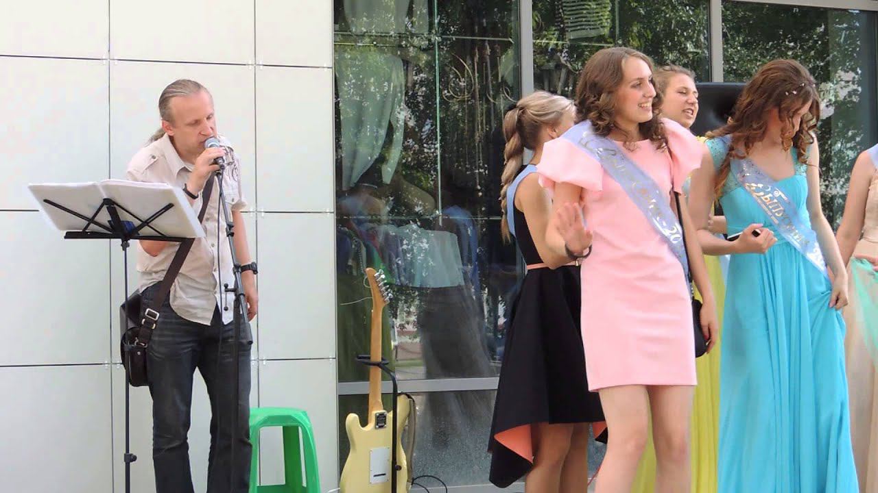 Уличные музыканты развлекают тавдинцев у ТЦ "Арбат" смотреть онлайн