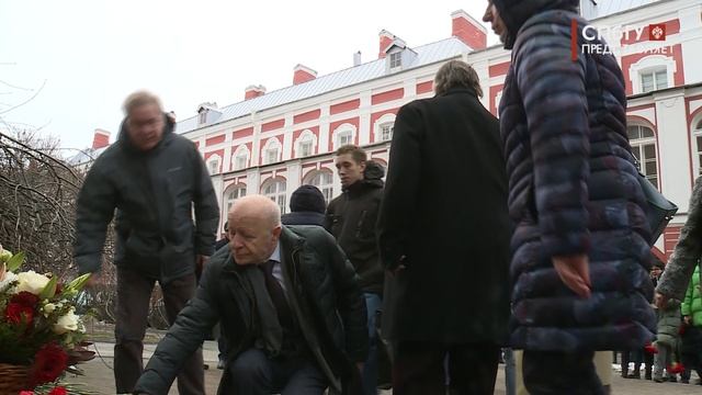 Новости СПбГУ: Церемония возложения цветов и гирлянды к монументу «В бессмертие ушедшим»