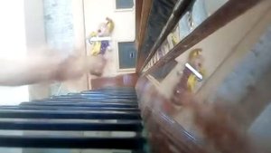 Быстрая игра на фортепиано.