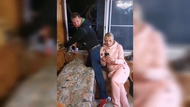 Как Муж и Жена прикалываются, друг над другом)?