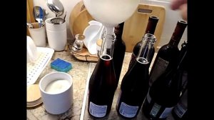 Бутилирование домашнего вина.