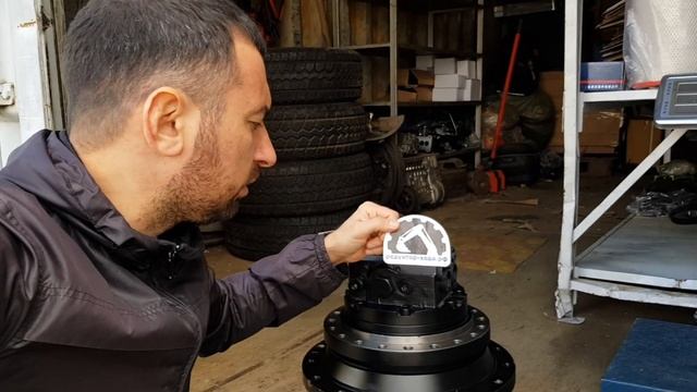 Редуктор хода в сборе гидромотором (бортовая) Komatsu PC120, отгрузка в Набережные Челны смотреть онлайн