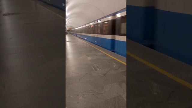 метро вагон 81-7021-7022 від ст  золоті ворота