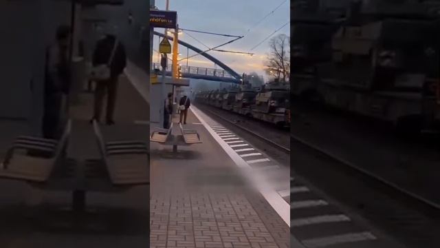 пишут, что на видео - эшелон с Leopard 2A5, якобы направляющийся на восток 🤔 смотреть онлайн
