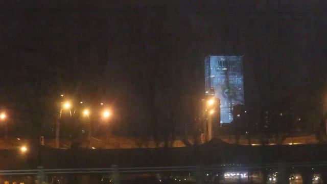 Наблюдая из окна электрички многоэтажку в стиле киберпанк на Ленинском. Пятница, 2021 г. смотреть онлайн