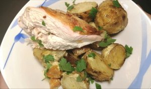 Мелкий молодой картофель прямо в кожуре запекаю с курицей. Просто и очень вкусно!
