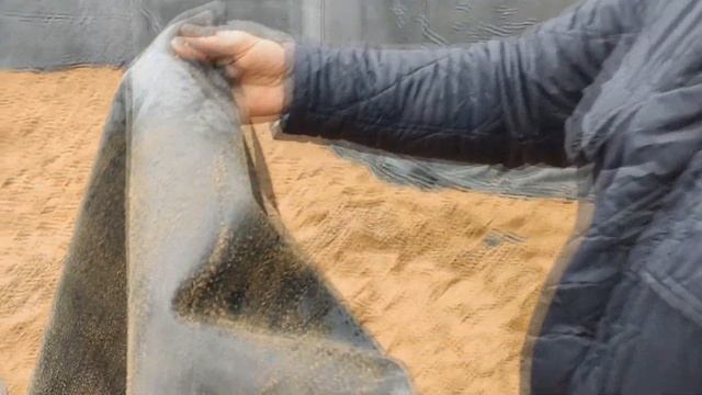 Тестируем пленку для пруда на прочность. EPDM мембрана CARLISLE, США.