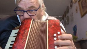 Buskerjames and his 8 bass accordion