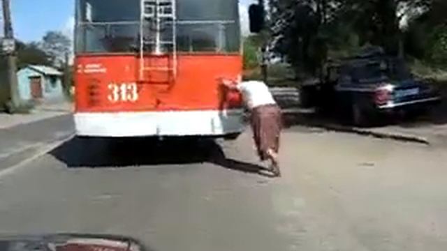Мега прикол! Бабка толкает автобус одна! Юмор, Смех))) смотреть онлайн