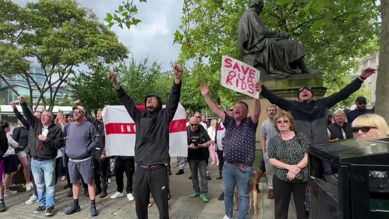 В Великобритании растет масштаб беспорядков, к антимигрантским протестам присоединяются новые города