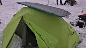 Как сохранить теплыми и сухими ботинки и гаджеты зимой в палатке после ночевки на снегу