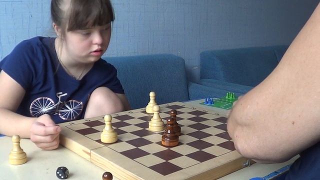 Игра "Лудо" на шахматной доске. смотреть онлайн